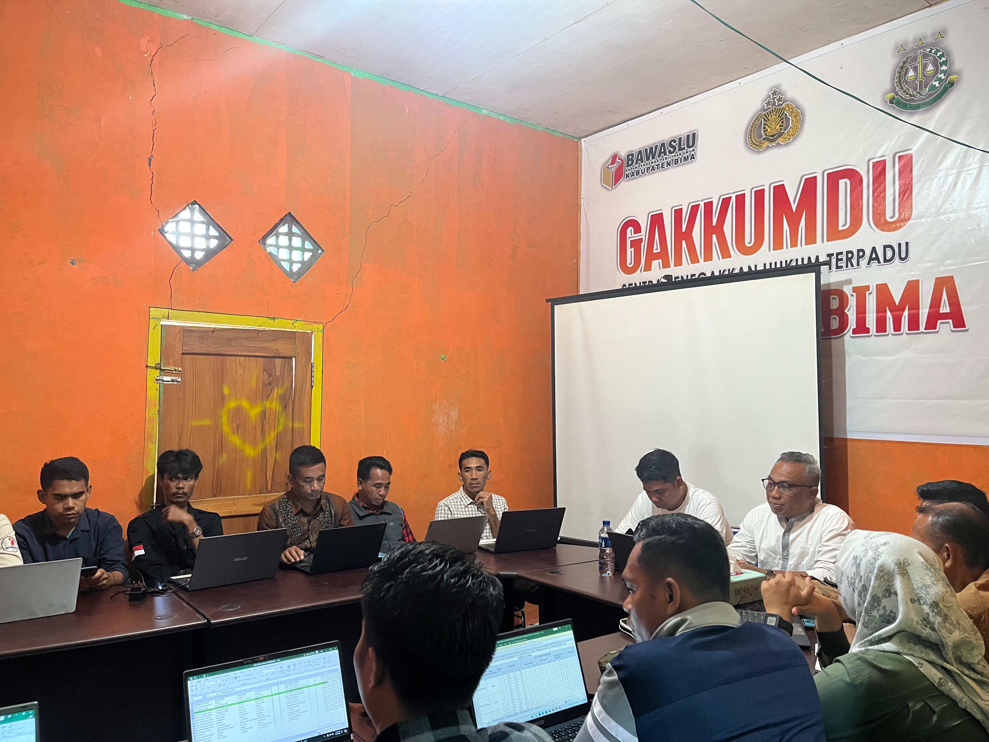 Ketua Bawaslu Kabupaten Bima Junaidin,S.Pd.,MH dan Koordinator Divisi Pencegahan Parmas dan Humas Bawaslu Kabupaten Bima Mulyadin, M.Pd saat membuka rapat Koordinasi. 