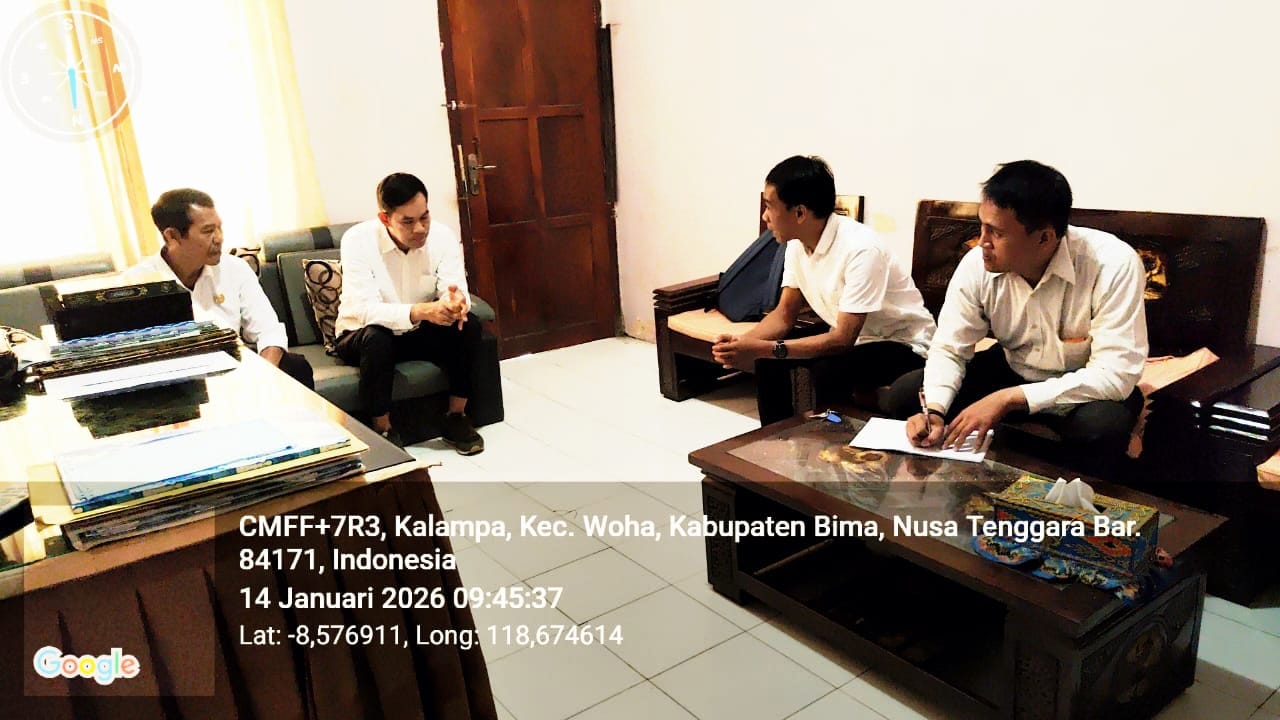 Staf Pencegahan Parmas dan Humas Bawaslu Kabupaten Bima saat mengunjungi SMAN 2 Woha