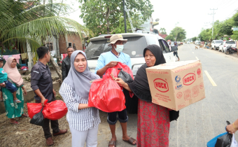 Peduli Sesama, Bawaslu Kabupaten Bima Bantu Korban Banjir