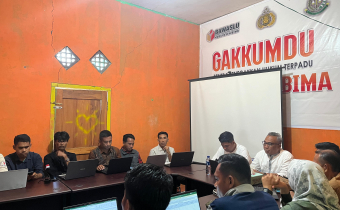 Ketua Bawaslu Kabupaten Bima Junaidin,S.Pd.,MH dan Koordinator Divisi Pencegahan Parmas dan Humas Bawaslu Kabupaten Bima Mulyadin, M.Pd saat membuka rapat Koordinasi. 